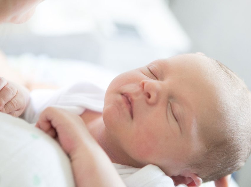 Si ndikojnë kolikat në cilësinë e gjumit të bebes?