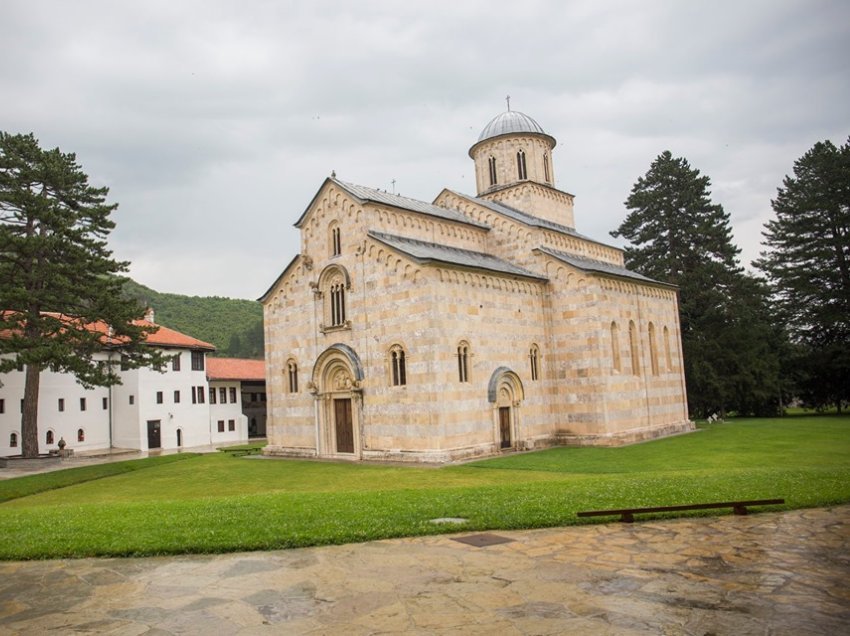 7 vjetori i vendimit të Kushtetueses për Manastirin e Deçanit, reagon QUINT-i dhe ka një thirrje urgjente për Qeverinë