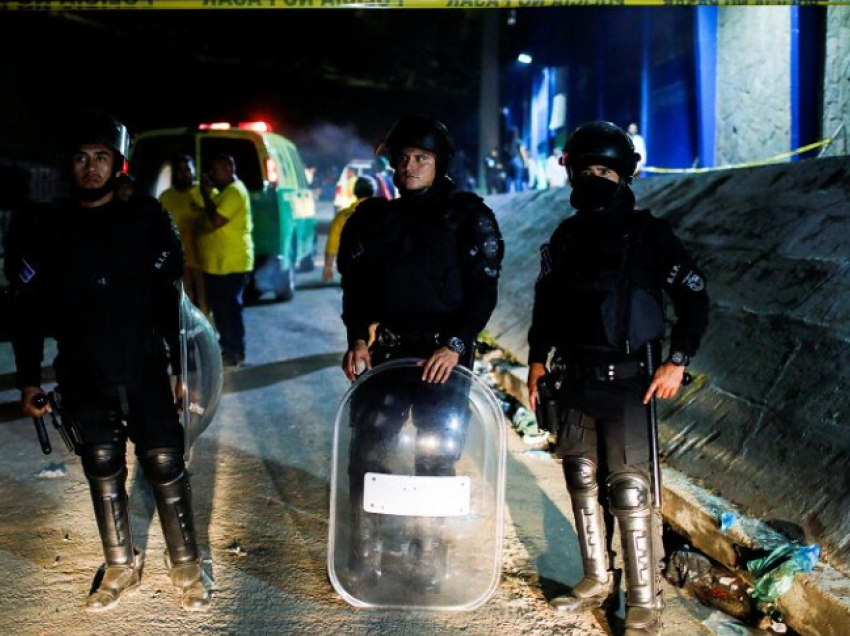 U shkelën teksa tentuan të futeshin në stadium, humbin jetën 9 persona në El Salvador
