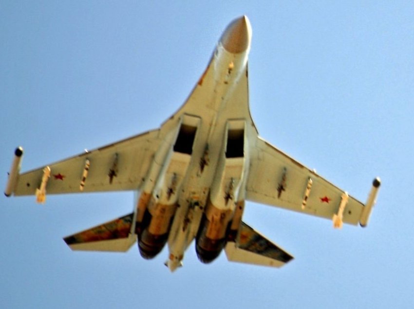 Ukraina thotë se ka rrëzuar një aeroplan bombardues rus Su-35 mbi Detin e Zi