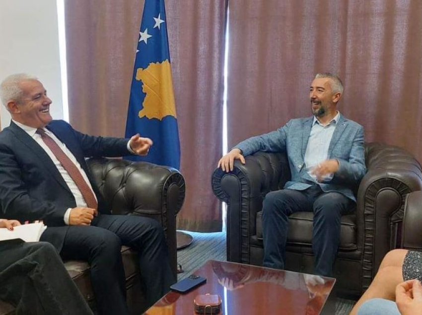 Sveçla i shkon në zyrë për urime kryetarit të ri të Mitrovicës së Veriut