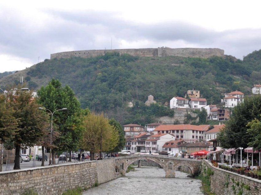 Sulmohet në mes të sheshit një person në Prizren, i dyshuari i shkakton lëndime të rënda