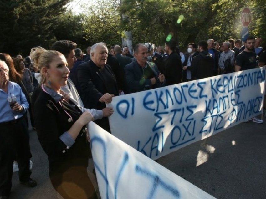 GJKKO e la në burg, mbështetësit e Fredi Belerit protestë jashtë ambasadës shqiptare në Athinë