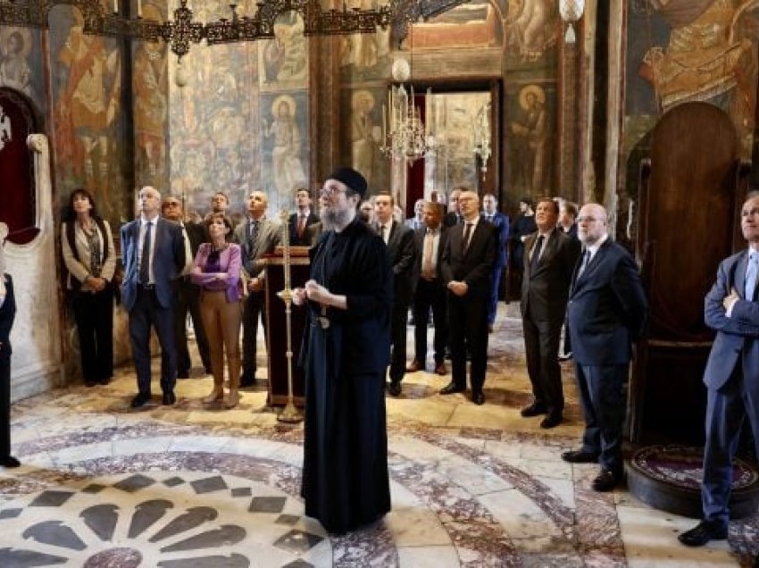 Dhjetëra diplomatë iu shkuan për vizitë, drejtuesit e Manastirit të Deçanit thonë se është mbështetje për 24 hektarët