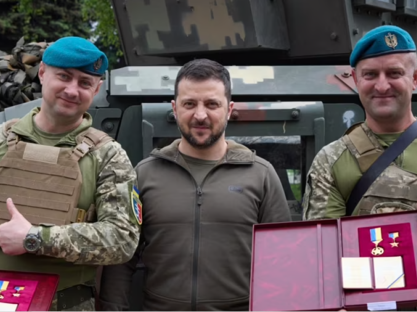 Zelensky viziton trupat në Donetsk 