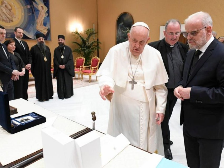 Xhaferi takon Papa Francis: Dy vendet tona kanë lidhje historike përmes Nënë Terezës dhe apostujve Kirili dhe Metodi