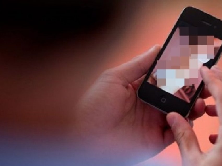 Vushtrriasi shantazhohet nga një adresë ‘fake’ në rrjete sociale: I kërkojnë para pasi doli i zhveshur në kamerë