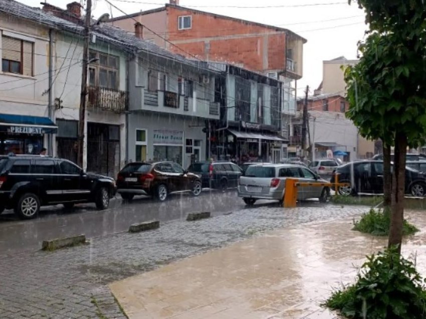 Moti i ligë në Gostivar, janë vërshuar disa shtëpi