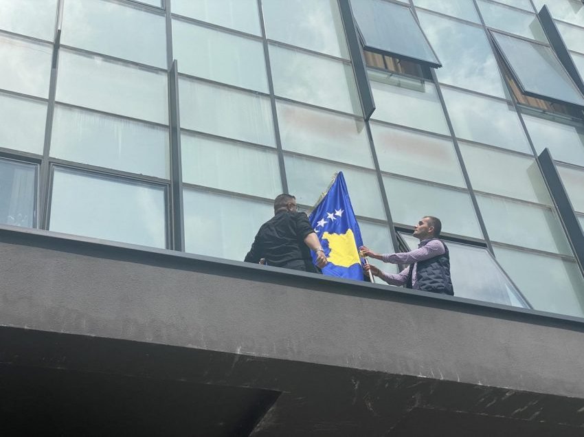 Eskalimet në veri/ Largohet flamuri serb, vendoset ai i Republikës së Kosovës – reagojnë ndërkombëtarët!
