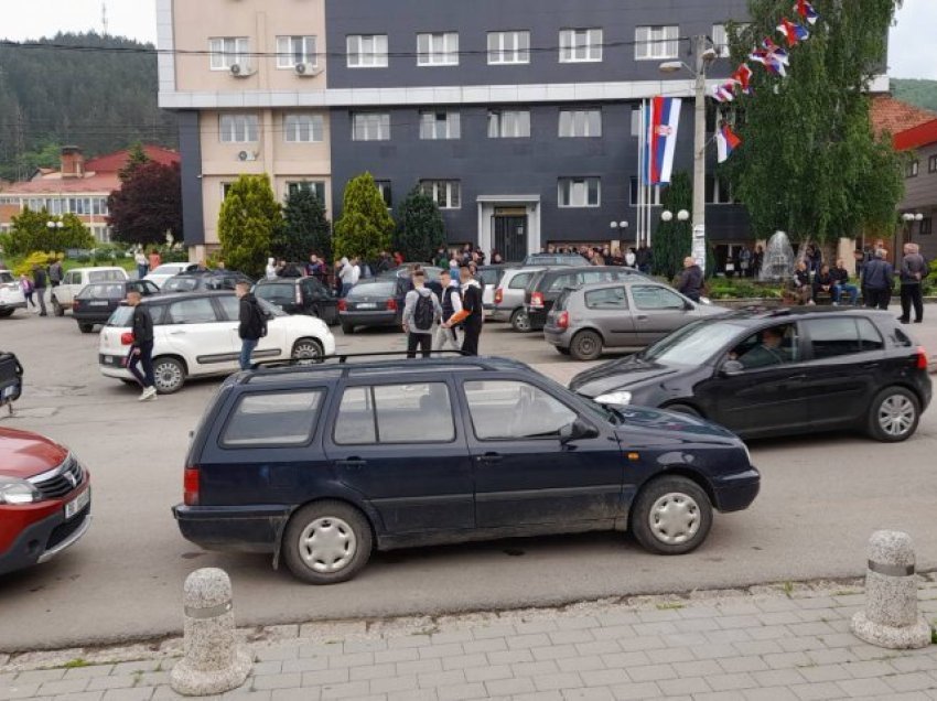 Kryetari i Zubin Potokut tërhiqet nga hyrja në ndërtesën e Komunës