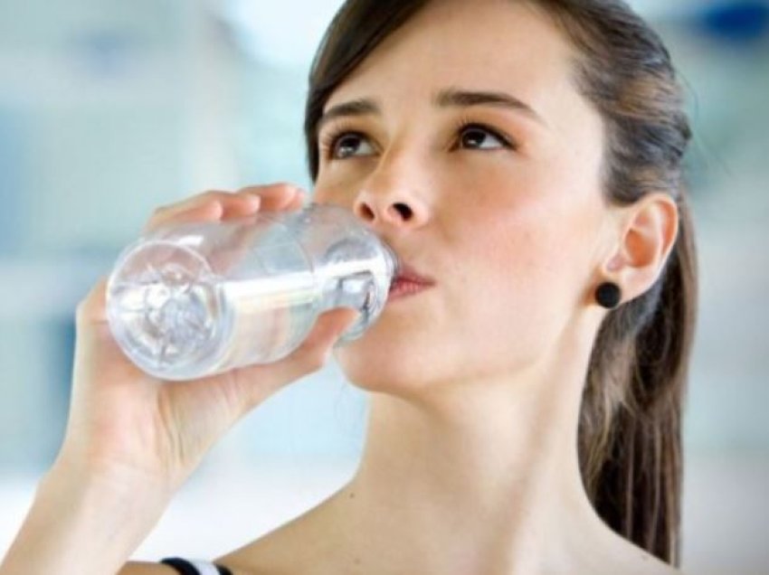 Pse duhet të pini sa më shumë ujë?