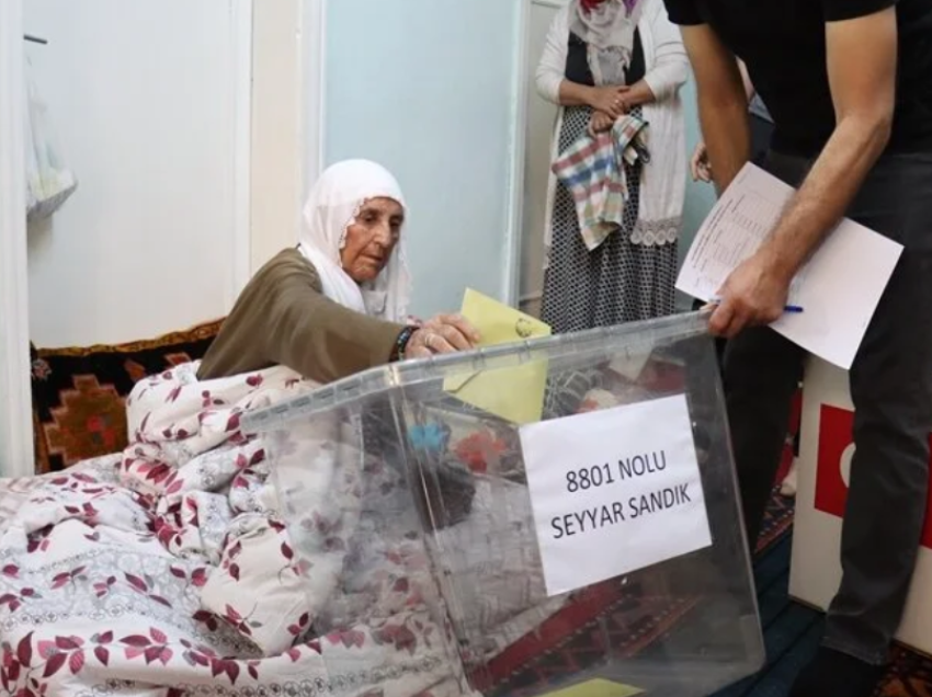 Turqi/ Edhe të sëmurët e personat me aftësi të kufizuara votojnë në raundin e dytë të zgjedhjeve