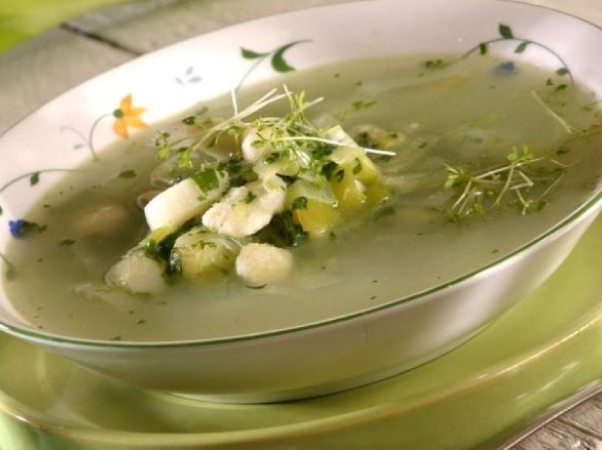Supë nga bizelet, majdanozi, spinaqi dhe selinoja, për detoksifikim