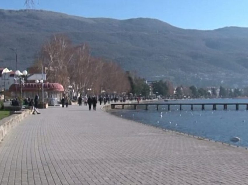 Plazhet e Ohrit iu “rikthyen” koncesionarëve të vjetër