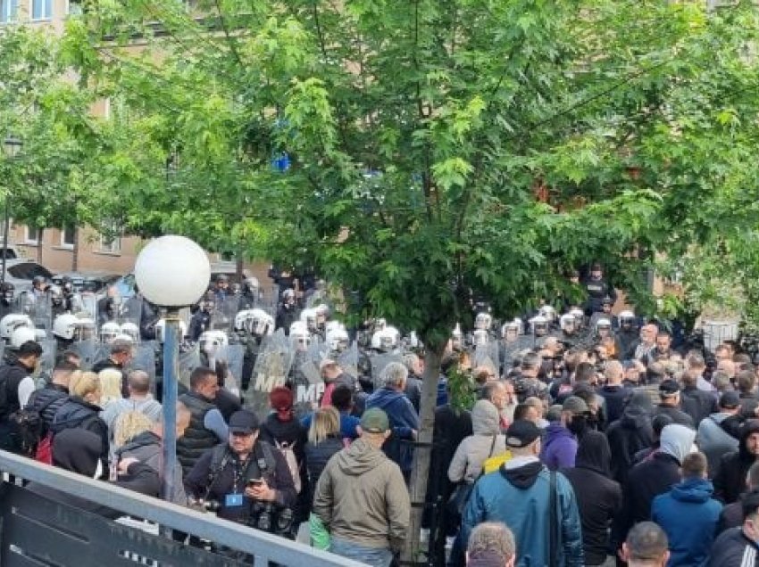 Policia e Kosovës: Protestuesit gjuajtën gaz lotësjellës në Zveçan, iu përgjigjem me sprej
