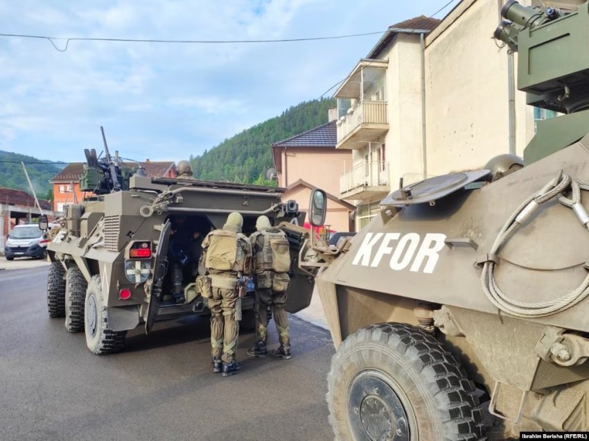 KFOR-i dhe Policia e Kosovës bllokojnë rrugën drejt objektit komunal të Zubin Potokut