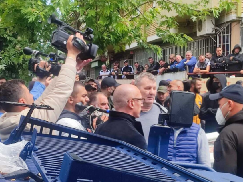 Goran Rakiq goditet me shishe në protestën në Veri