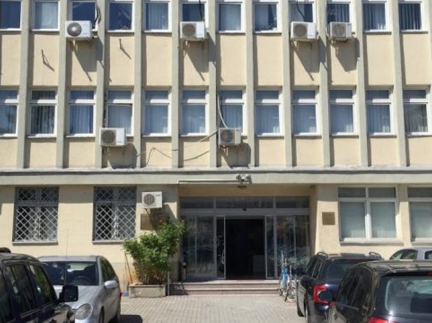 Aktakuzë për vrasje në tentativë, i dyshuari i Prizren për shkak të një borxhi e kishte goditur viktimën dy herë me thikë