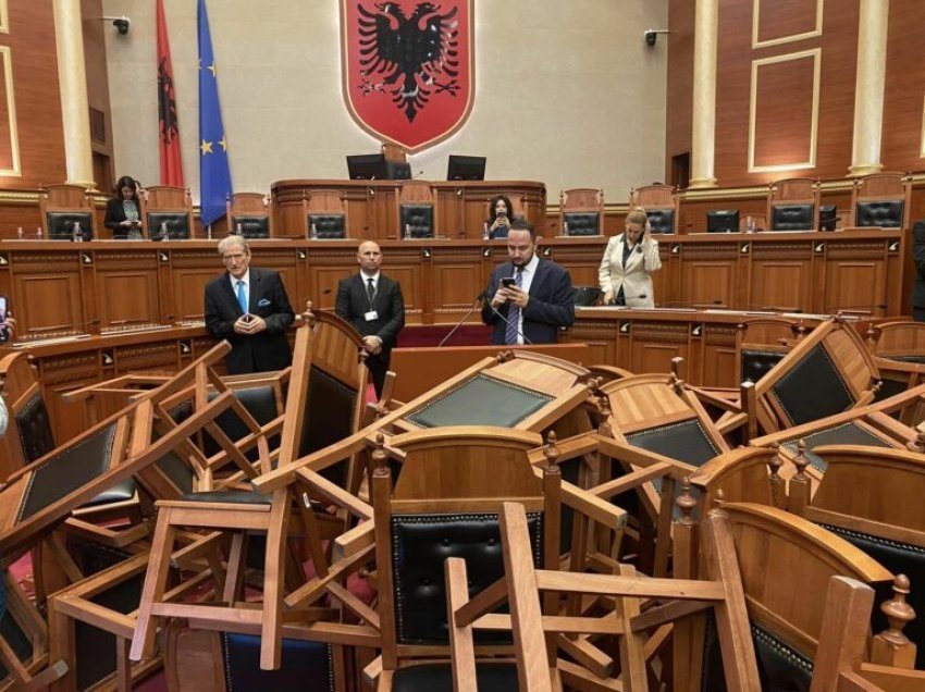 Turniri i boksit në parlamentin shqiptar!