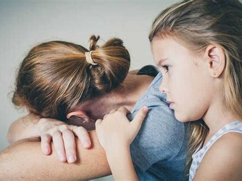 Studim/ Depresioni trashëgohet nga nëna tek vajza