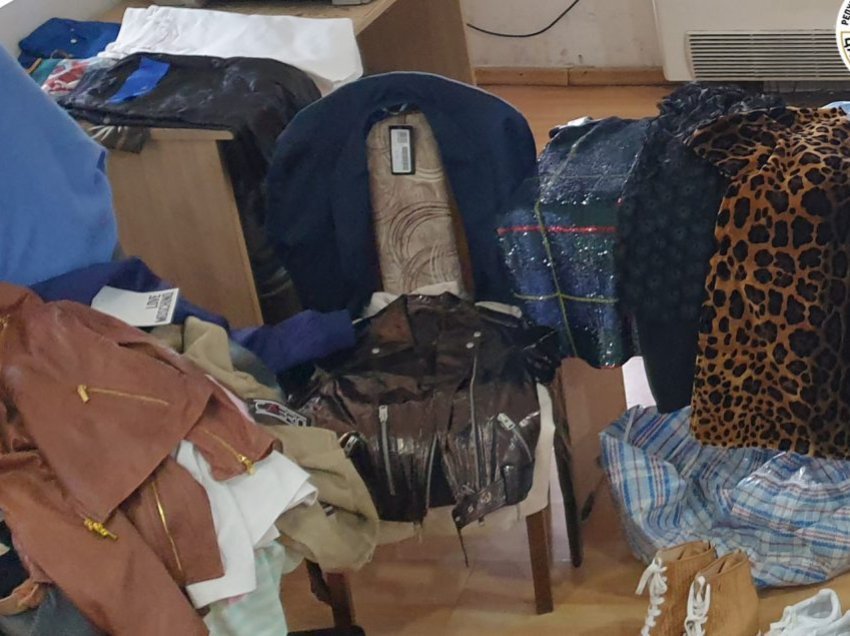 Dogana e Maqedonisë parandalon kontrabandimin e rrobave dhe këpucëve në vlerë prej 1,6 milionë denarë
