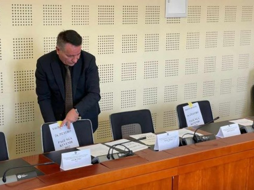 Munguan në Komision, Pal Lekaj ia vendos pagat nëpër karrige deputetëve të Vetëvendosjes