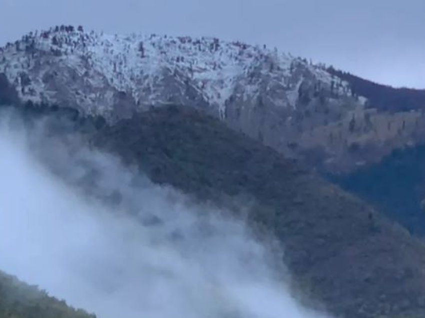 Dëbora e parë zbardh malet në Bulqizë, ulen ndjeshëm temperaturat