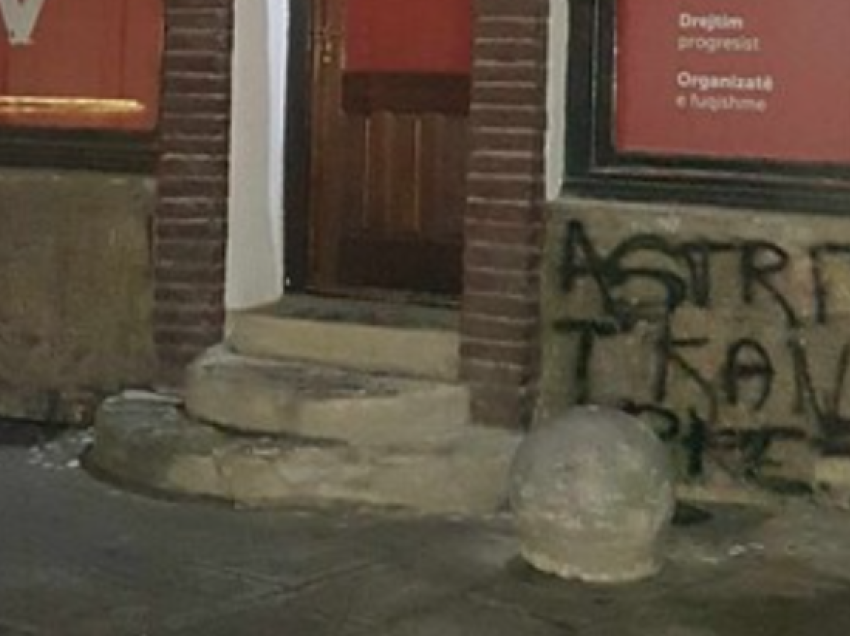 “Astrit t’kanë rrejtë” – qendra e VV-së në Gjakovë mbulohet me grafite