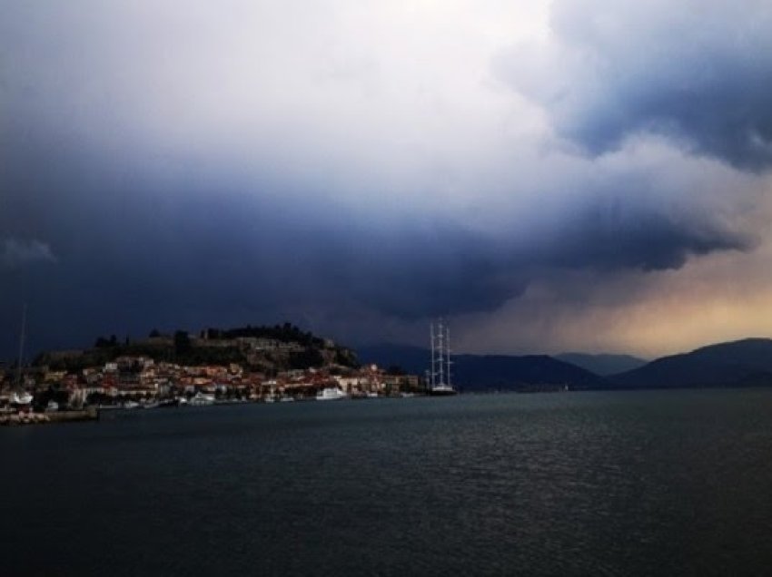 ​Reshje të dendura shiu dhe erëra të forta në Greqi