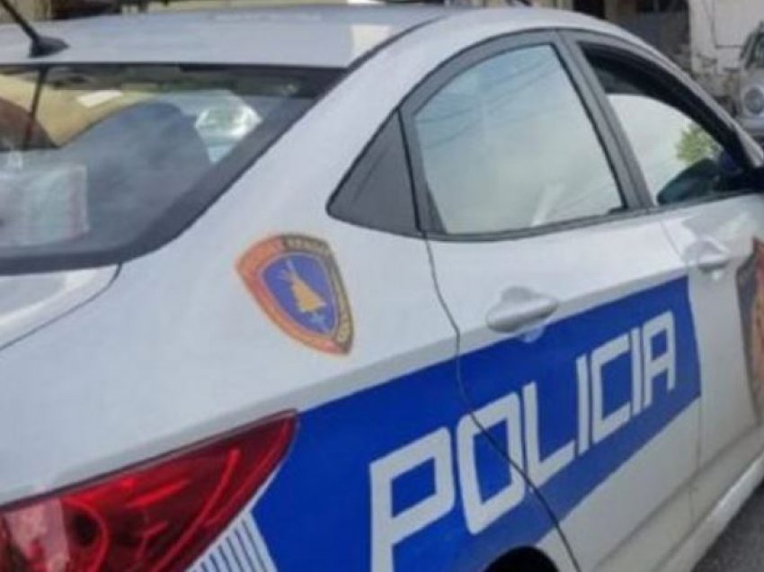 Rrëmbyen dhe dhunuan në makinë 19-vjeçarin, arrestohen 3 persona në Gjirokastër