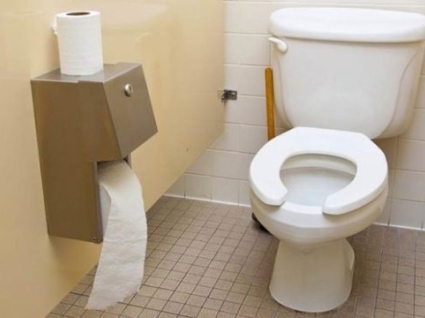 A e dini përse në tualete publike kapakët janë në formë të germës “U”