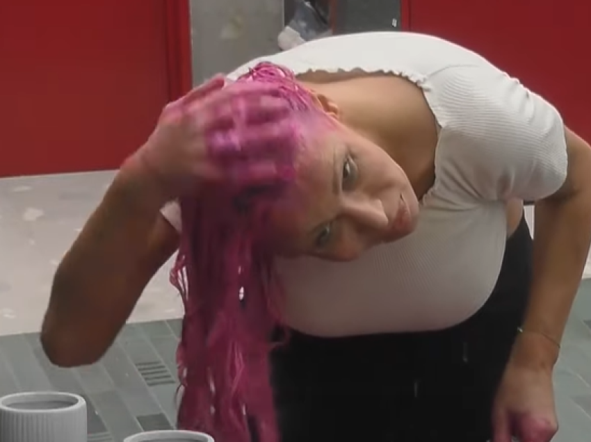 Edona James bën një ndryshim në Big Brother – i lyen flokët rozë