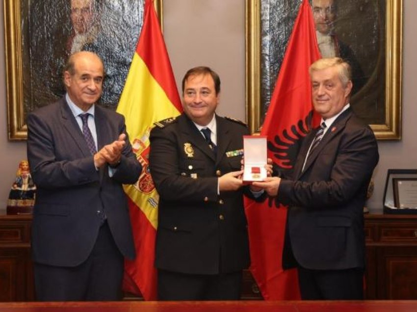 Drejtori i Përgjithshëm i Policisë së Spanjës i dorëzon Rrumbullakut “Urdhrin e Meritës Policore” dhe “Medaljen e Kryqit të Bardhë”
