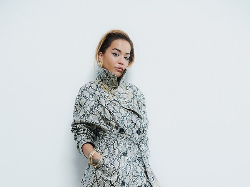 Rita Ora tregon linjat e tonifikuara në veshjet e tejdukshme nga koleksioni i ri me “Primark”