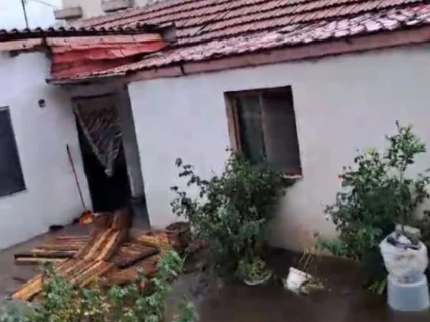 Përmbytjet në Durrës, zjarrfikëset tërheqin ujin nga një banesë te Ura e Dajlanit