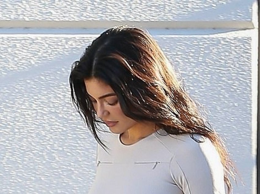 Kylie Jenner shfaq linjat trupore, në një kostum mahnitës nga koleksioni i saj “Khy”