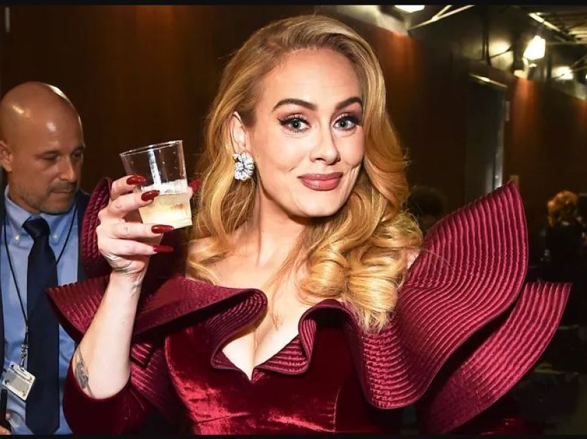 Adele i kthehet sërish pirjes së alkoolit