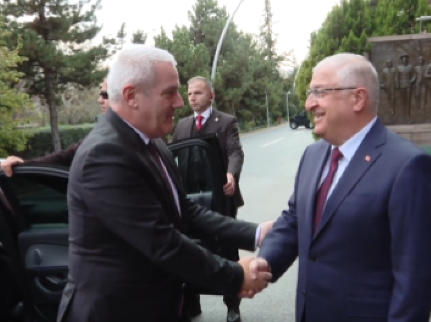Sveçla për vizitë zyrtare në Turqi, pritet nga Ministri i Mbrojtjes Kombëtare