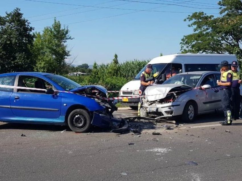 Tjetër aksident i rëndë/ Dy makina përplasen në Peshkopi, plagosen 4 persona 