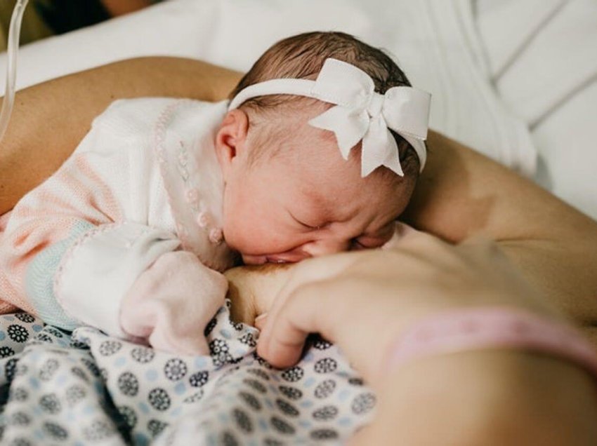 Qumështi i gjirit ndihmon zemrën e foshnjave të parakohshme