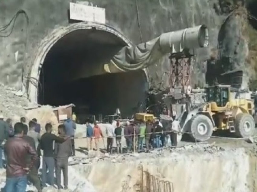 ​Punëtorët e ndërtimit mbeten të bllokuar pas shembjes së tunelit në Indi