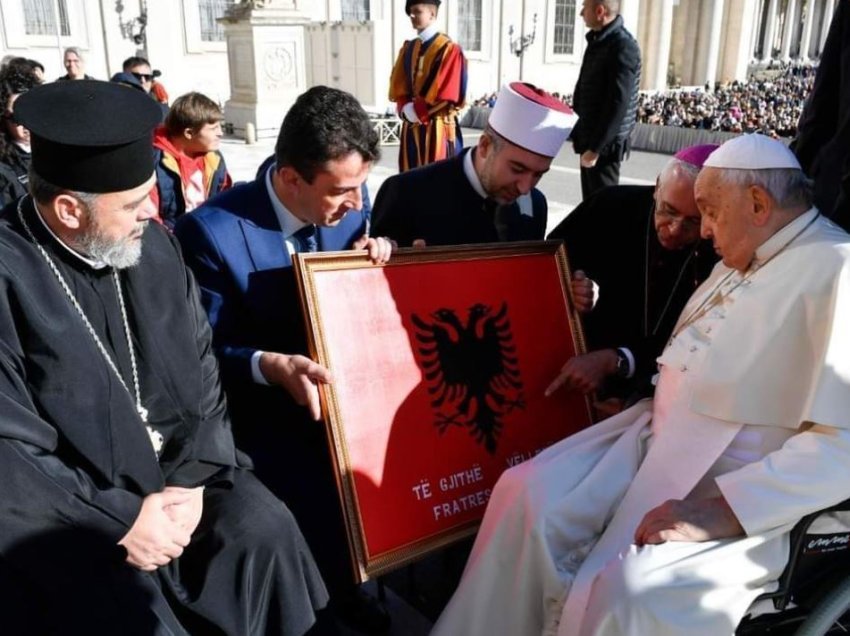 Klerikët fetarë vizitojnë Vatikanin, i dhurojnë Papa Françeskut flamurin shqiptar