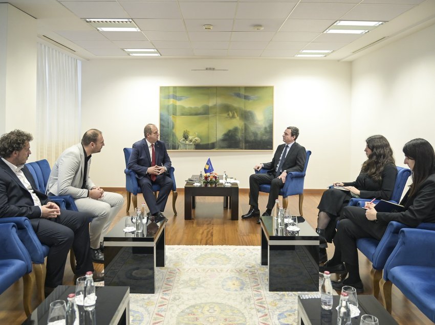 Kryeministri Kurti priti në takim ish-deputetin e Kuvendit të Malit të Zi, Genci Nimanbegu