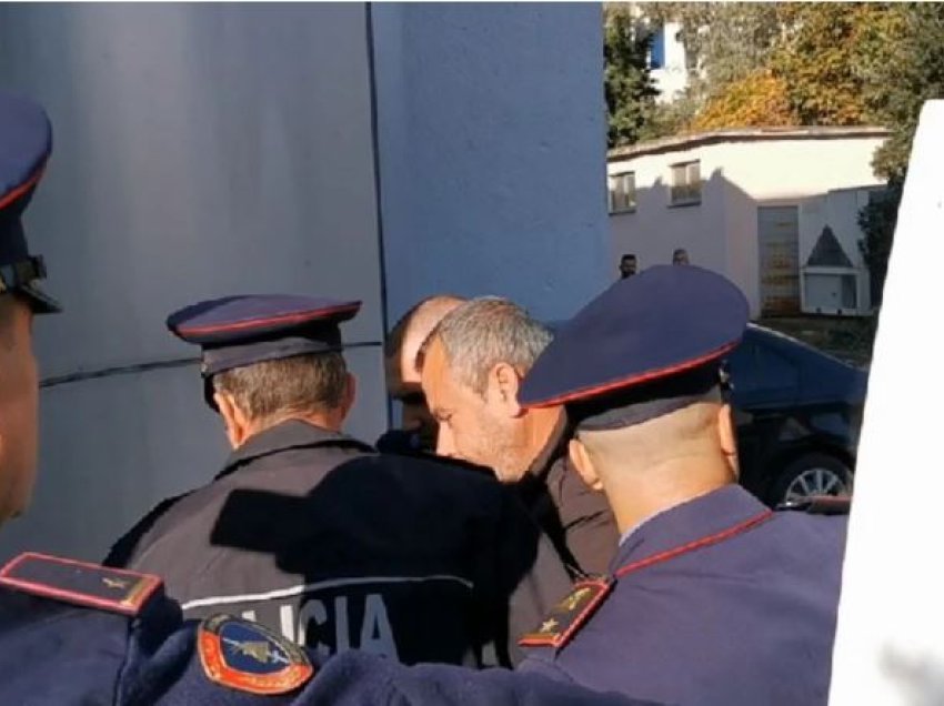 Plagosi me thikë kryebashkiakun e Divjakës dhe shoferin e tij, Prokuroria dërgon për gjykim Orgen Xhelilin