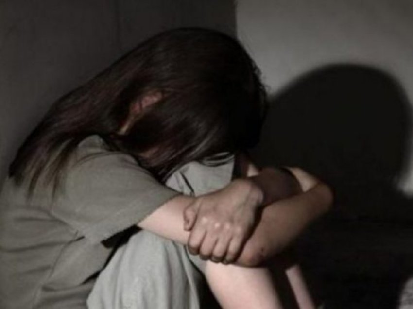 E tmerrshme në Prishtinë: Babai e keqtrajton vajzën e tij 12-vjeçare, arrestohet dhe ndalohet