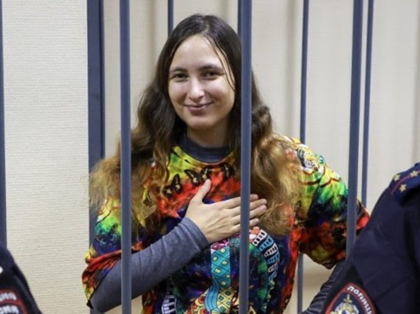Lufta në Ukrainë, artistja ruse Sasha Skochilenko burgoset për mesazhe kundër luftës