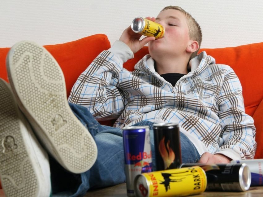 Pse pijet energjike dhe me kafeinë nuk duhet të konsumohen nga fëmijët?