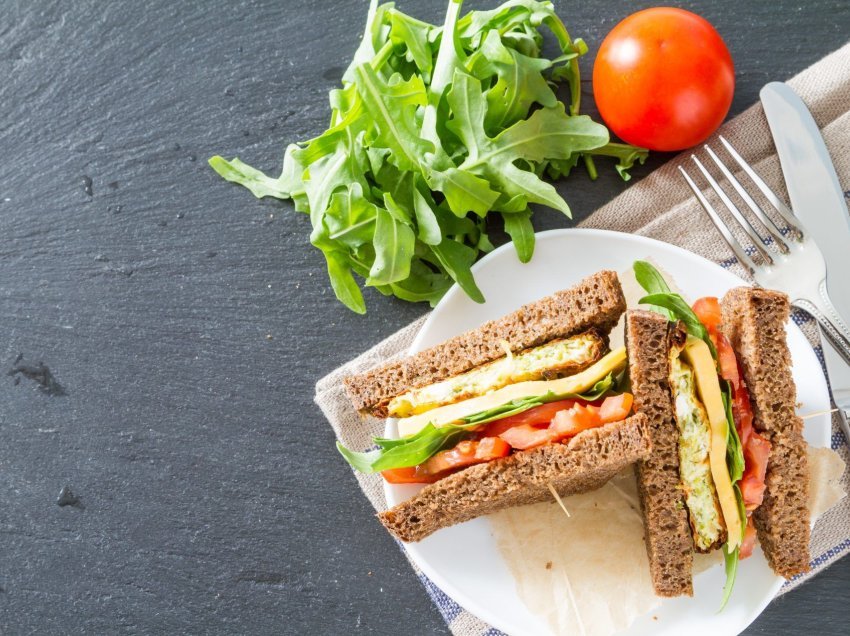 A të bën të shëndoshë ngrënia e një sanduiçi në pushimin e drekës?