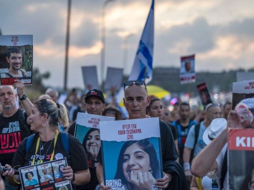 Familjet e pengjeve marshojnë përgjatë autostradës për në Jerusalem: Qeveria të sigurojë rikthimin e të dashurve tanë