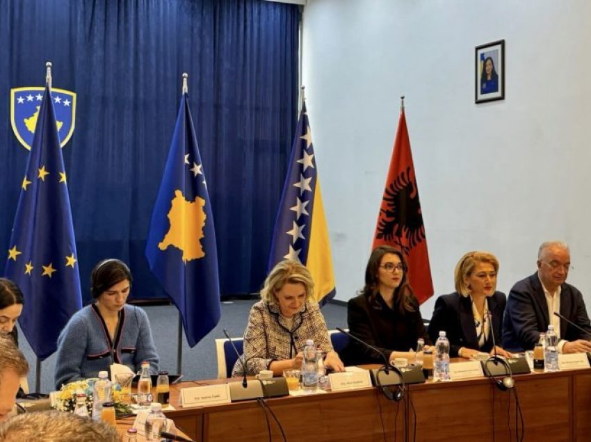 Mimoza Kusari deklarohet pas takimit me homologët rajonalë